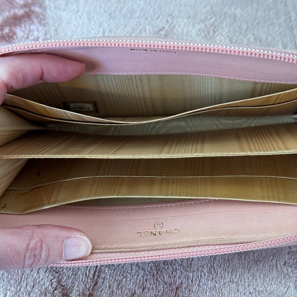 Authentic Chanel Pink Leather Wallet with Iconic CC Logo and Halo intact. 🩷 - Picture 10 of 13